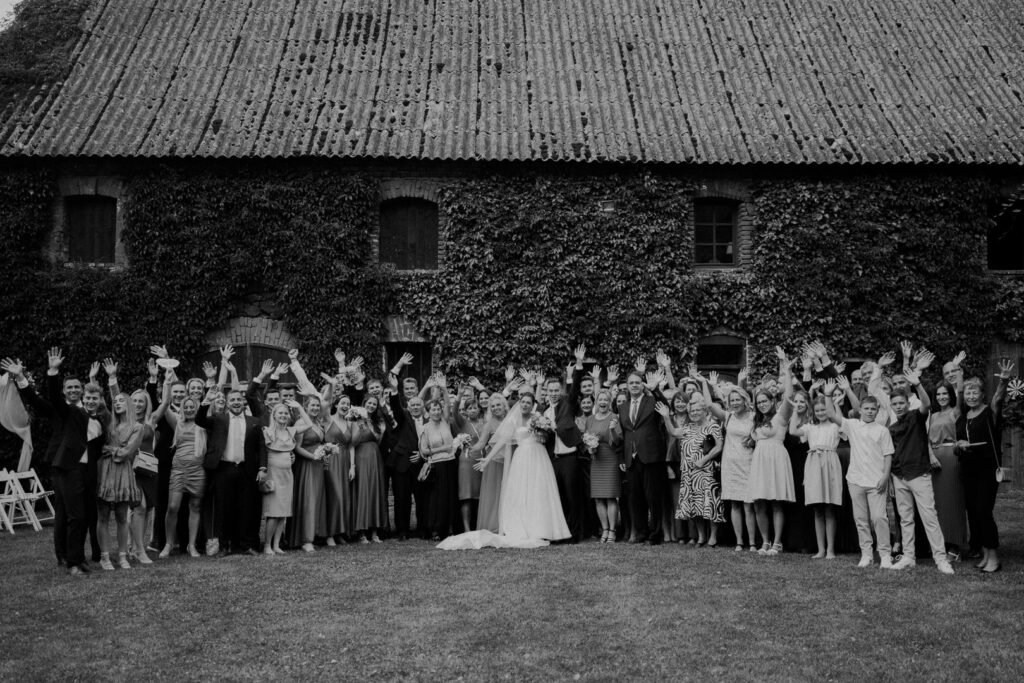 skupinová fotka na svatbě
